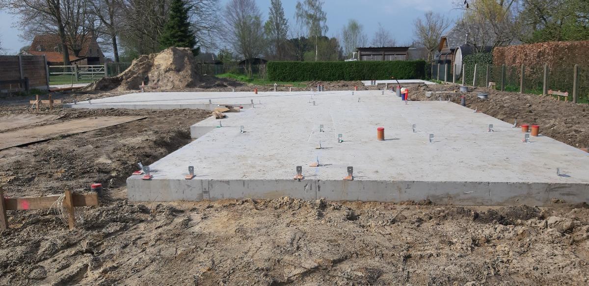 Fondations béton avant les travaux de construction