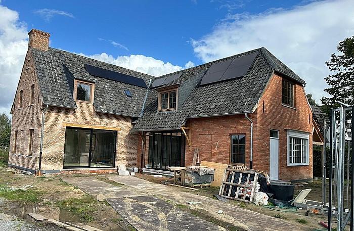 Construction neuve MegaSu des fondations à la maison terminée