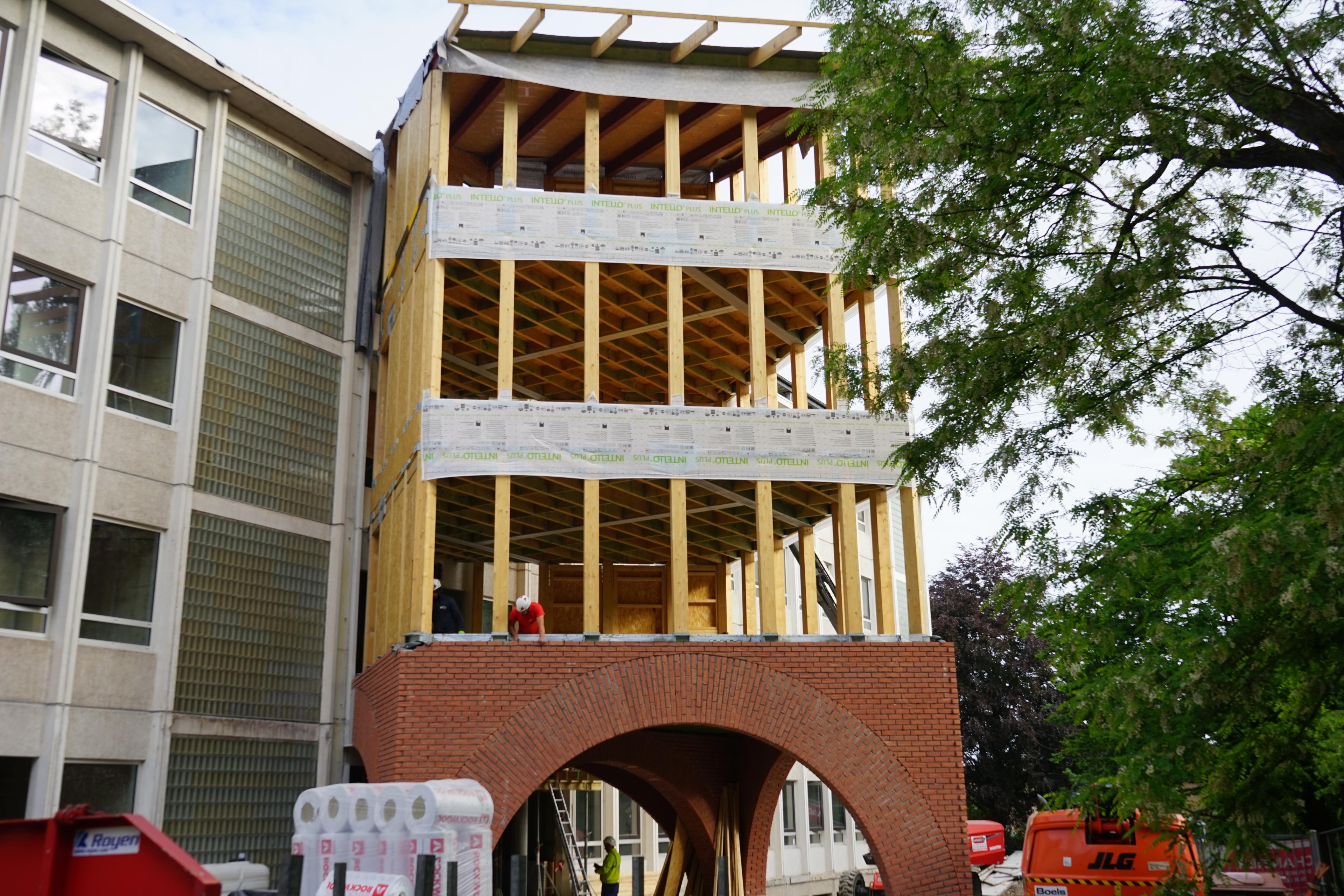 Houtskeletbouw voor een nieuw bouwblok van een medische instelling
